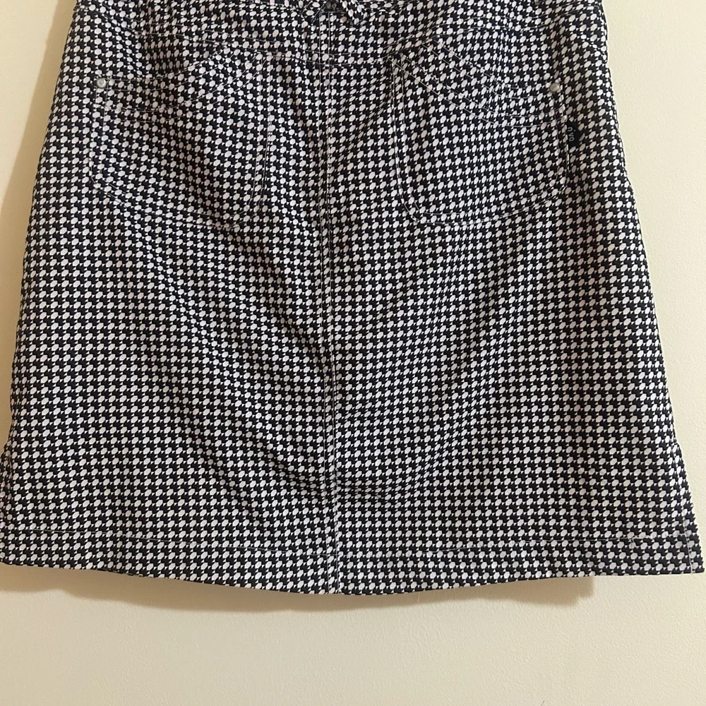 Chic Houndstooth Pencil Skirt - Picture 2 of 4